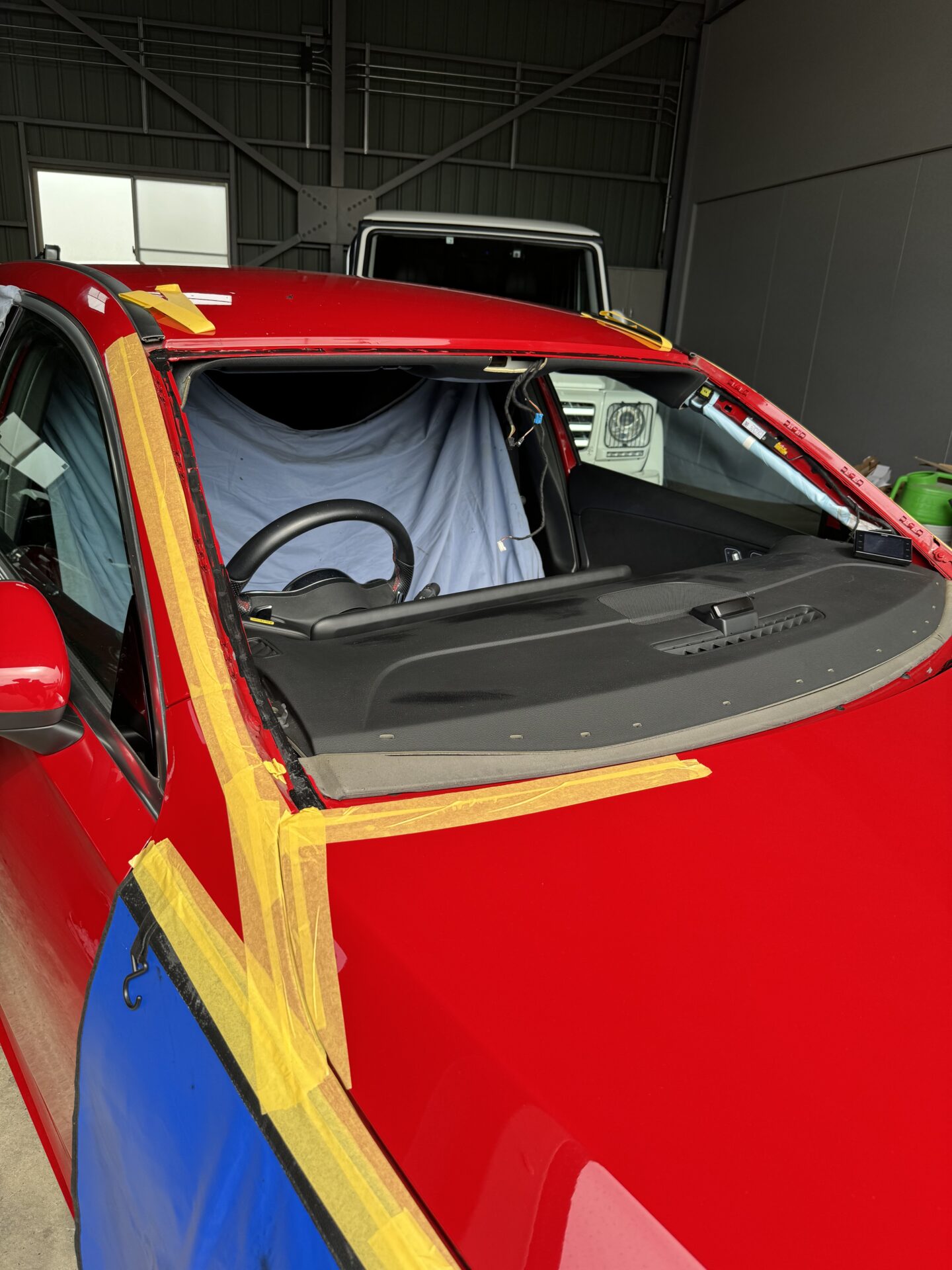 メルセデス　ベンツ　Aクラス　ガラス交換＆アンビエント、フットランプLED取付＆車検