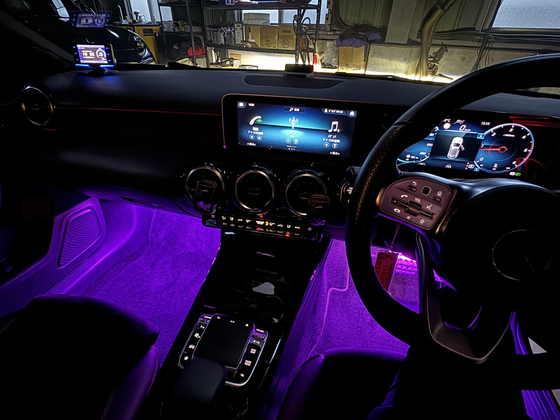 メルセデス　ベンツ　Aクラス　ガラス交換＆アンビエント、フットランプLED取付＆車検