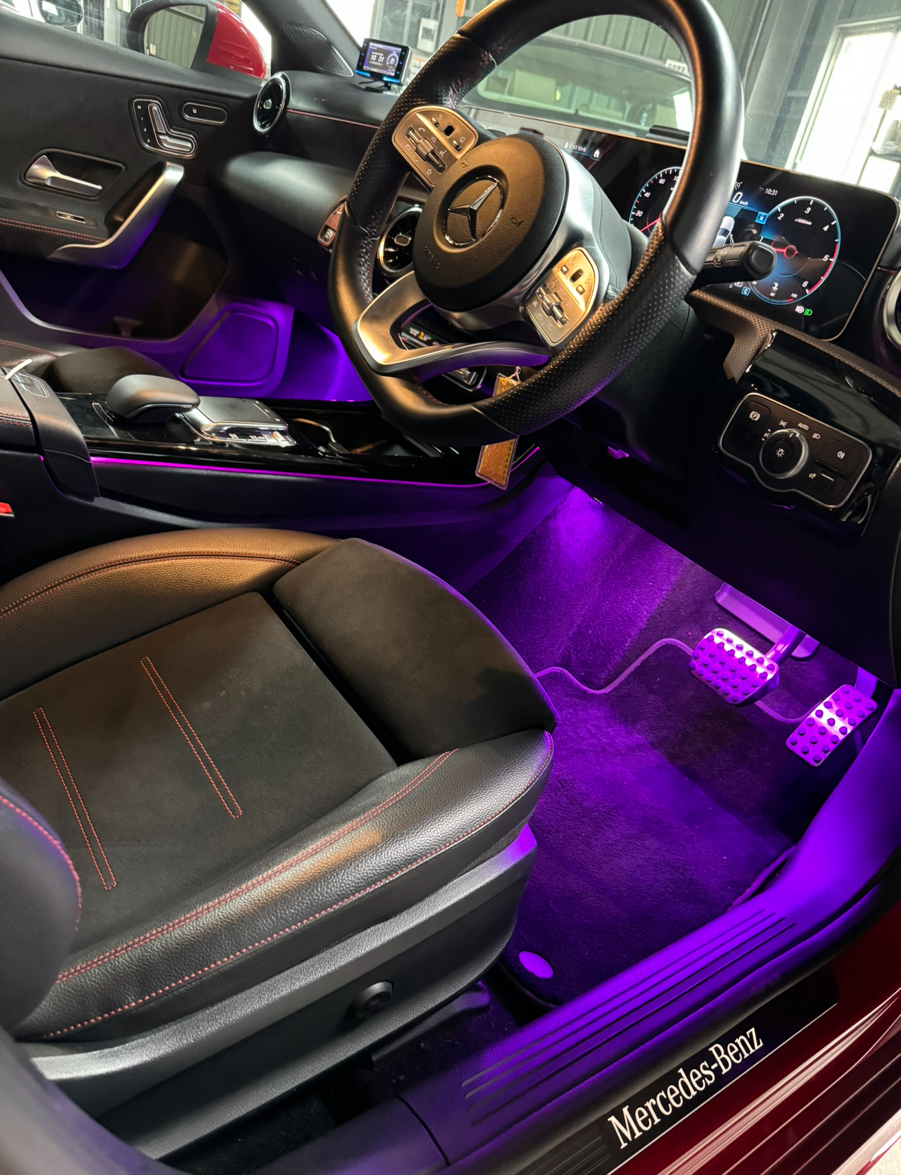 メルセデス　ベンツ　Aクラス　ガラス交換＆アンビエント、フットランプLED取付＆車検