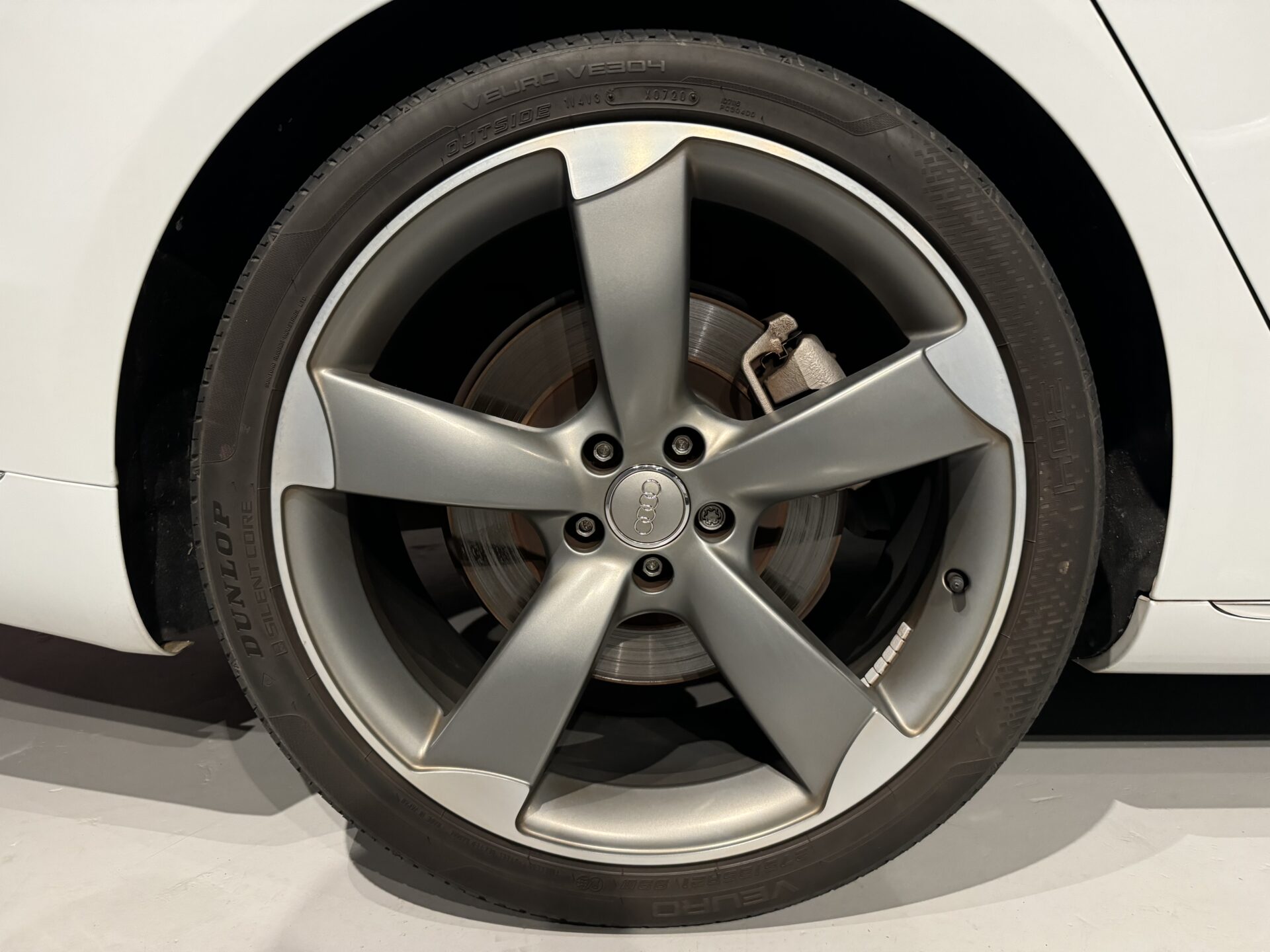 アウディ　A8　4.0　TFSI