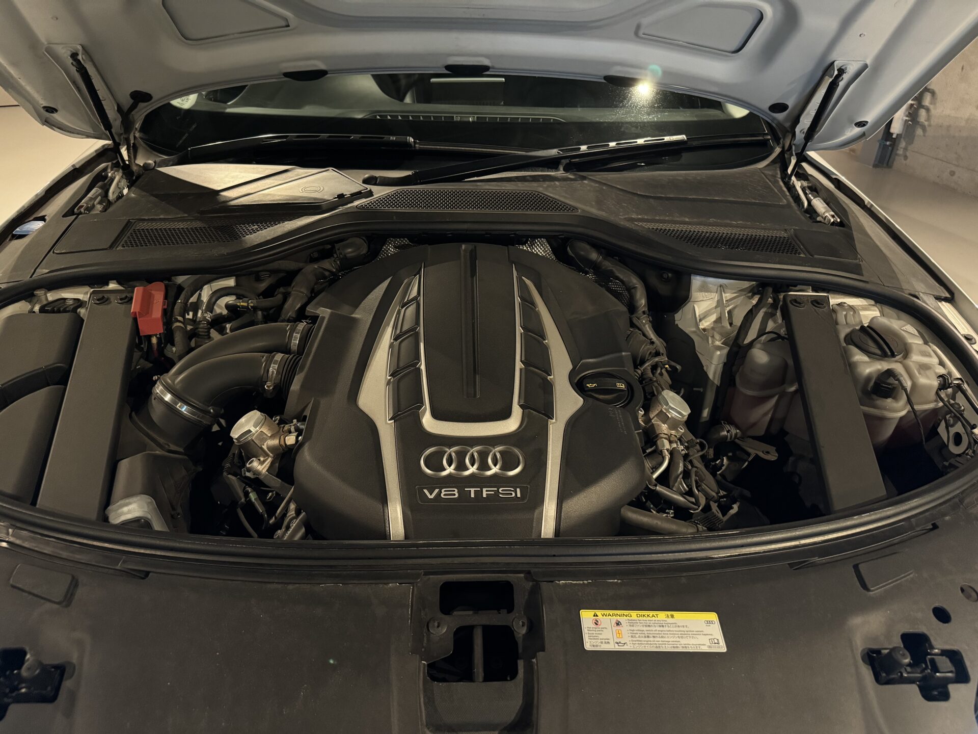 アウディ　A8　4.0　TFSI