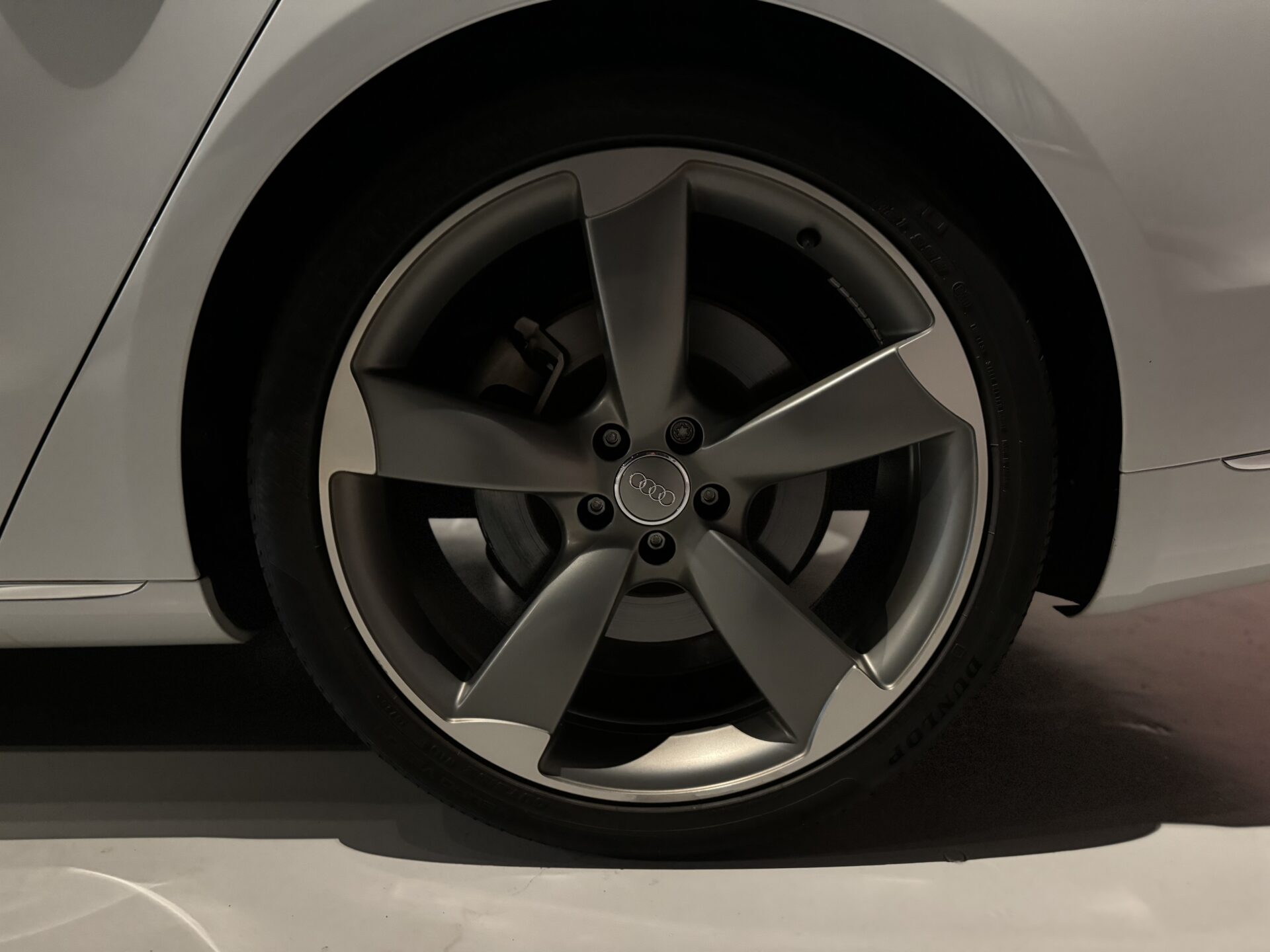 アウディ　A8　4.0　TFSI