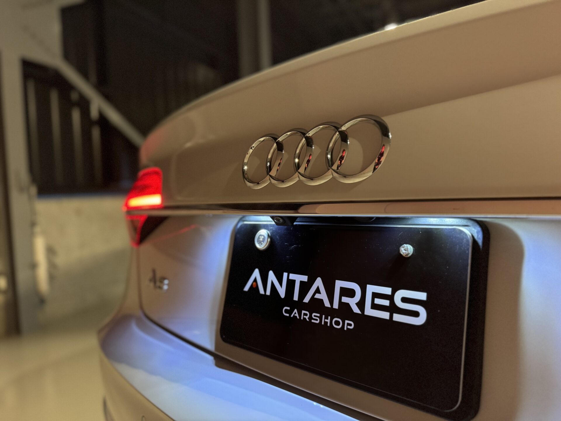 アウディ　A8　4.0　TFSI