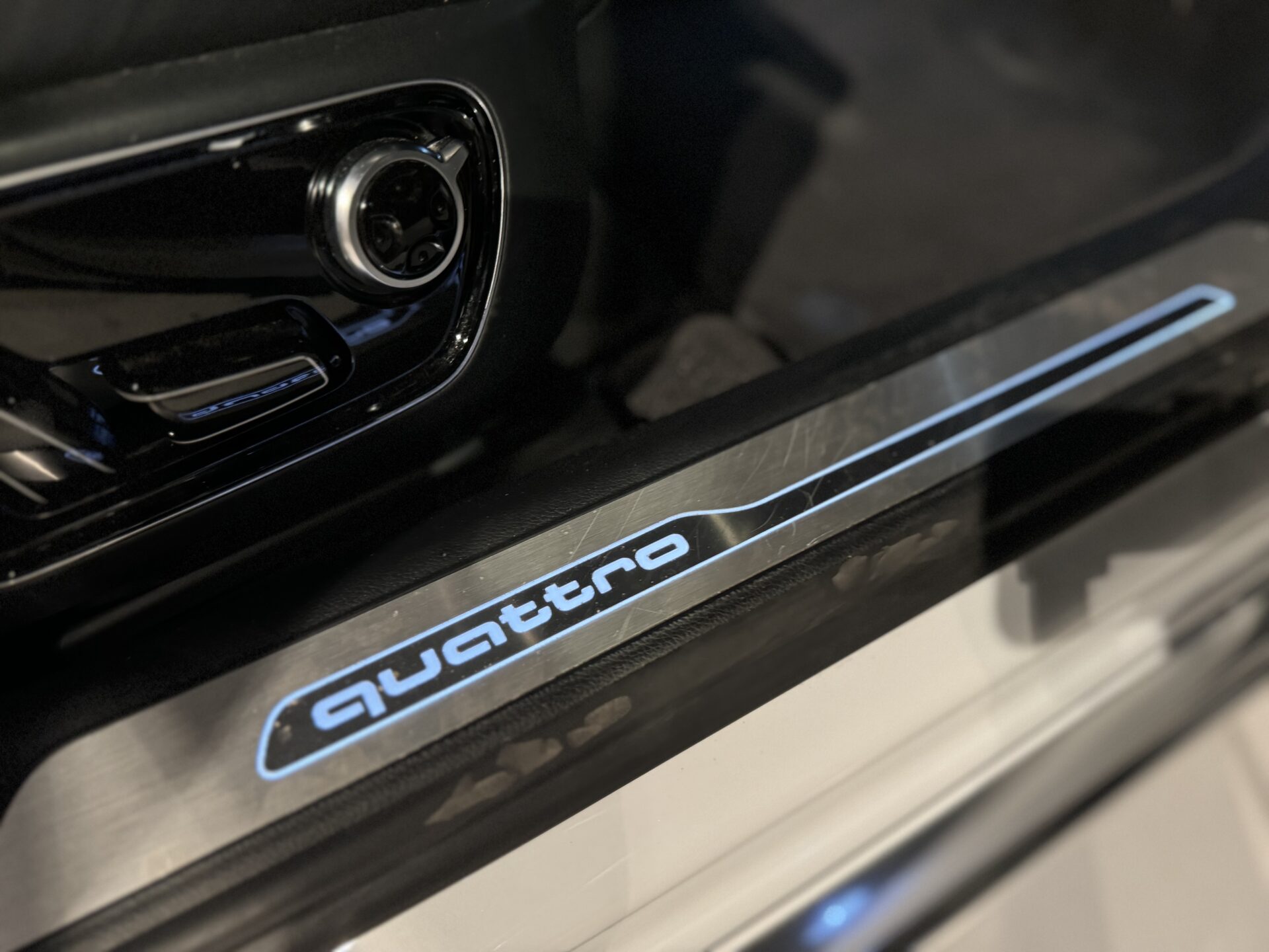 アウディ　A8　4.0　TFSI