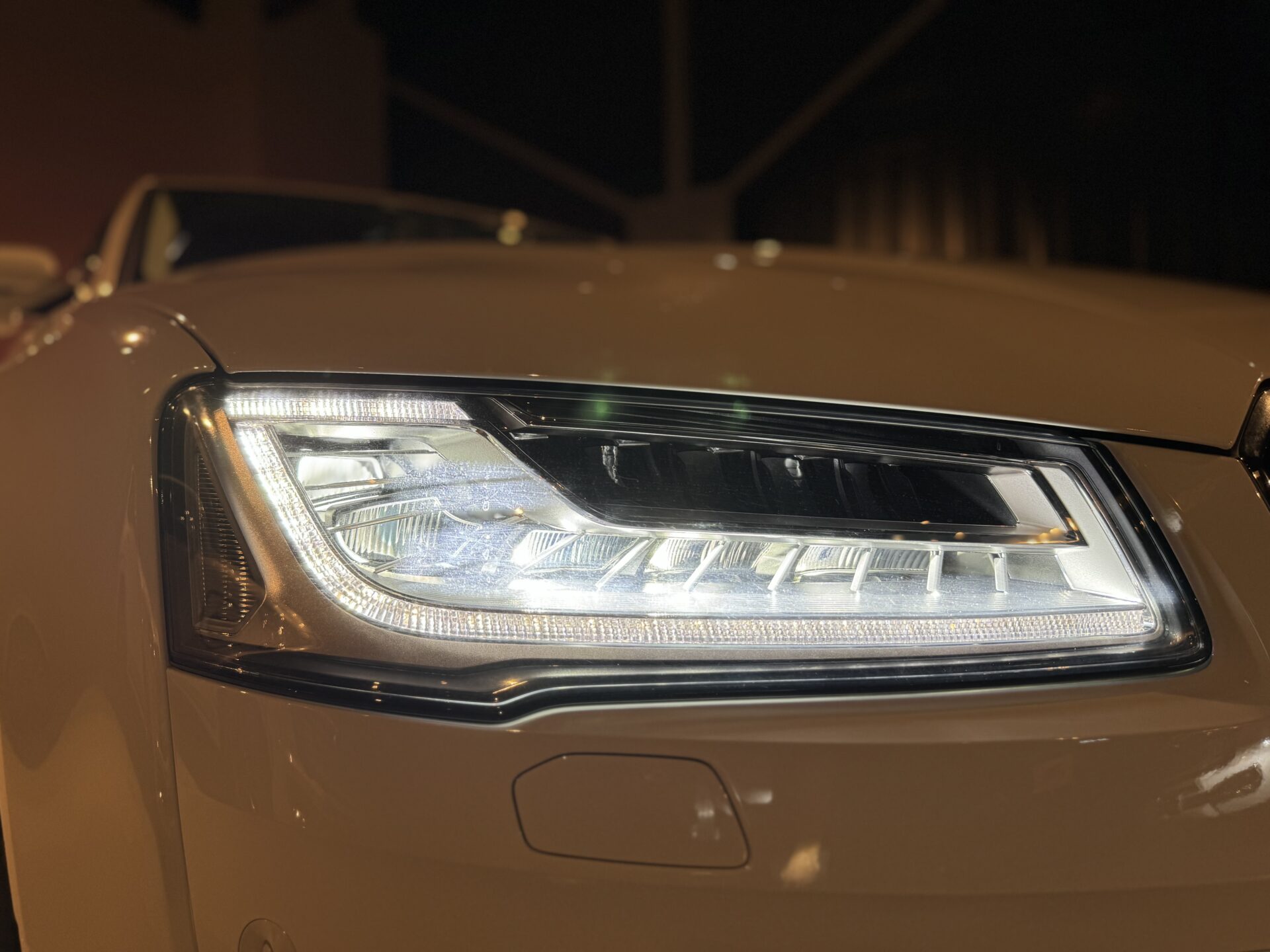 アウディ　A8　4.0　TFSI