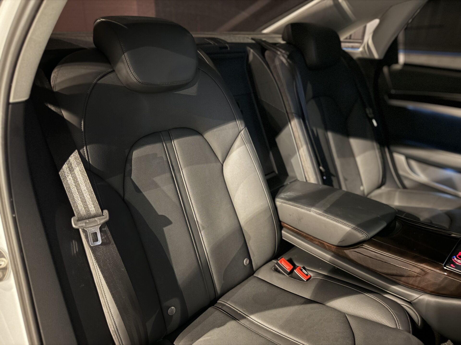 アウディ　A8　4.0　TFSI